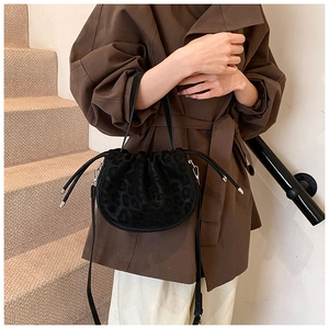 Detailaufnahme der schwarzen Bucket Bag mit Leopardenmuster, Kordelzug und Trageriemen