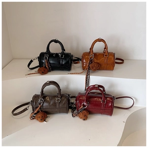 Mini sacs Boston en PU en quatre couleurs avec breloques d'ours et fines bandoulières