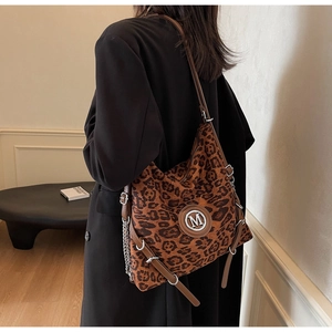 Detailansicht der großen Leoparden-Tote Bag mit M-Logo und silbernen Kettenriemen
