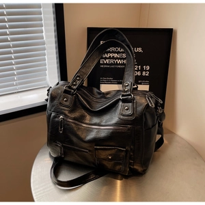 Détails du sac de voyage en cuir PU noir avec multiples poches zippées et rivets inox