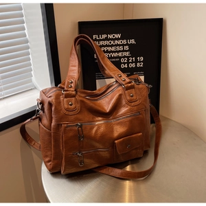 Détails du sac de voyage vintage marron à poches multiples en cuir souple texturé