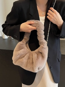 Women Faux Fur Cloud Crossbody Bag Small Niche High-End Plush Handbag With Metal Chain Strap Pleated Autumn Winter Fashion Bag
