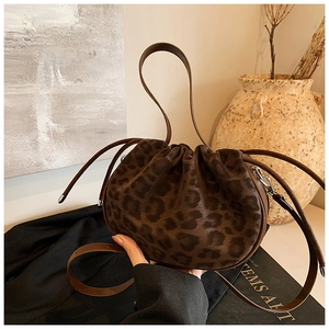 Detail der Damen-Beuteltasche mit Leopardenmuster, Kordelzug und Vintage-Textur