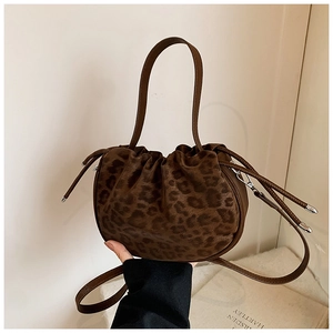 Detail der Leopard-Beuteltasche mit silbernen Beschlägen und Kordelzugverschluss