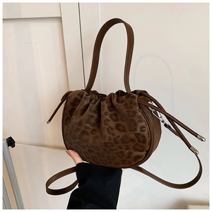 Detail der Leopard-Beuteltasche mit Kordelzugverschluss und silbernen Beschlägen