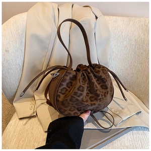 Detailansicht der Beuteltasche mit Leopardenmuster, Kordelzug und silbernen Beschlägen