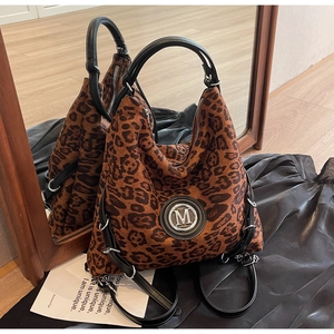 Details der Retro-Leopard-Tasche mit metallischem M-Logo und Lederriemen für Damen
