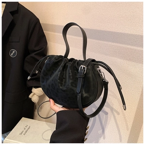 Details der schwarzen Beuteltasche mit Leopardenmuster und silbernen Beschlägen