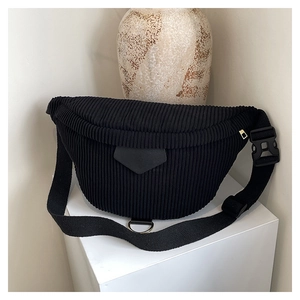 Détail du sac banane en velours côtelé noir avec texture striée et anneau doré en D