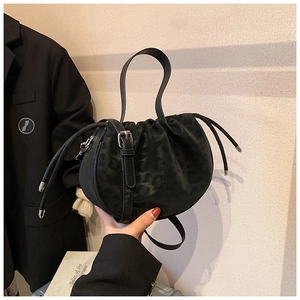 Detail der schwarzen Leopard-Eimertasche mit Kordelzug und metallischen Akzenten