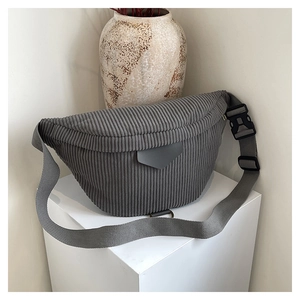 Détail du sac ceinture en velours côtelé gris avec bandoulière réglable texturée