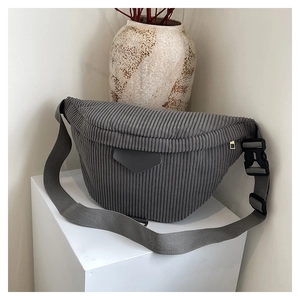 Détail macro du sac banane en velours côtelé gris avec texture et patch en cuir