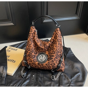 Nahaufnahme der Leoparden-Einkaufstasche mit M-Logo und silbernen Kettendetails