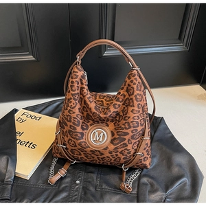 Detail der Vintage-Tasche mit Leopardenmuster, Metall-Logo und Kettenriemen
