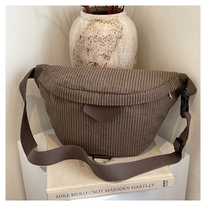 Vue détaillée macro de la texture en velours côtelé marron et de la sangle du sac bandoulière