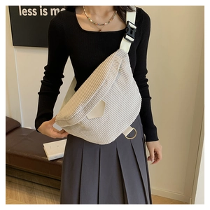 Détail de la texture en velours côtelé beige du sac avec anneau en D métallique
