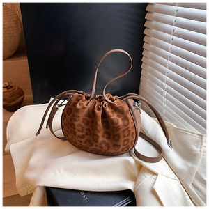 Makro-Detail der Bucket Bag mit Leopardenmuster, Kordelzug und Samt-Textur