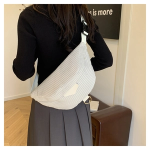 Vue arrière du sac bandoulière en velours côtelé blanc avec sangle et boucle sur modèle