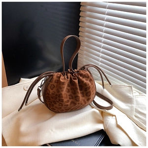 Nahaufnahme der Leoparden-Beuteltasche mit Kordelzug und weicher Wildleder-Textur