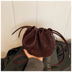Detail der burgunderroten Bucket Bag mit Leopardenmuster und Kordelzugverschluss