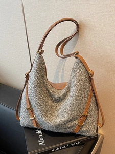Graue Strick-Hobo-Tasche mit braunen Lederriemen und Gold-Schnallen für Herbst und Winter
