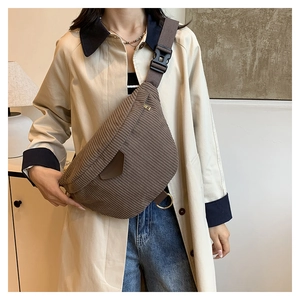 Détail du sac ceinture en velours côtelé marron foncé avec anneau métallique doré