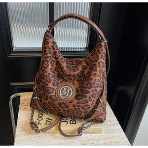Detail der Leopard Hobo-Tasche mit braunem Lederriemen und silbernem M-Logo