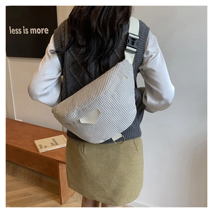 Gros plan sur un sac banane blanc en velours côtelé avec boucle en plastique