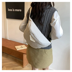 Vue détaillée de la texture en velours côtelé beige du sac banane en demi-lune