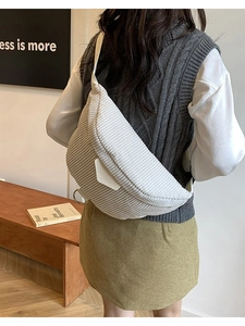 Sac banane minimaliste en velours côtelé blanc cassé pour femme avec sangle réglable