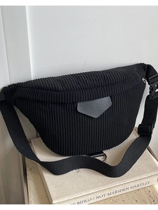 Sac banane croissant en velours côtelé noir avec sangle réglable et patch en cuir