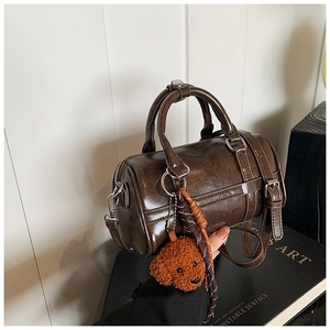Sac Boston marron foncé en cuir PU brillant avec breloque ours en peluche et sangle