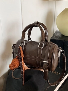 Sac Bandoulière Boston en Cuir PU Rétro pour Femmes Texture de Cire d'Huile Brillante Sac à Main avec Pendentif en Peluche