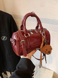 Sac Boston rétro bordeaux en cuir brillant avec charmant pendentif chien en peluche