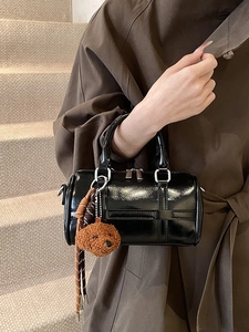Sac Boston noir brillant pour femme avec pendentif chien et détail de pompon tissé