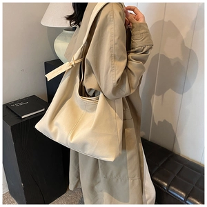 Détail du grand sac cabas hobo blanc cassé minimaliste avec sa fine bandoulière