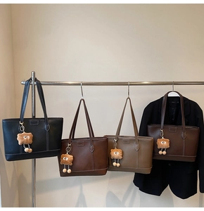 Vue détaillée de cabas rétro en cuir en quatre couleurs avec pendentifs en peluche