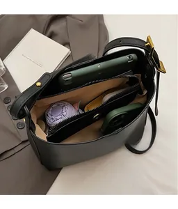 Détail intérieur d'un sac cabas en cuir noir avec compartiments pour essentiels