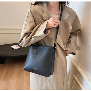 Détail du sac seau noir en similicuir avec imprimé doré NEW YORK et boucle métallique