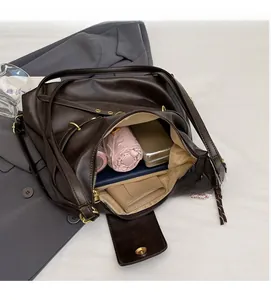 Vista interior del bolso tote marrón grande con espacio para paraguas y libros