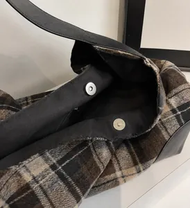 Detailansicht der großen Tote Bag mit magnetischem Metallverschluss und Reißverschlussfach