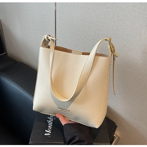 Gros plan sur la texture du sac seau crème avec marquage fashion bag New York