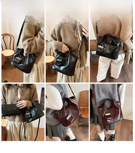 Dettagli della borsa vintage in morbida pelle mostrata a tracolla e portata a mano