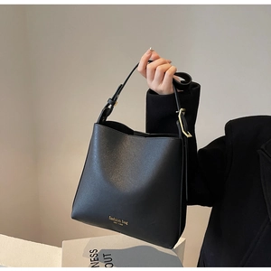 Détail du sac seau noir en cuir avec logo doré fashion bag New York et boucle métallique