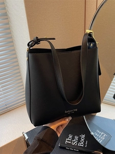 Sac seau en cuir noir minimaliste avec imprimé mode et détails en métal doré