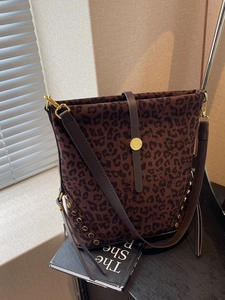 Borsa a Secchiello Vintage con Stampa Leopardata in Pelle PU Scamosciata con Rivetti Borsa a Tracolla da Donna Grande Borsa Casual Nappa