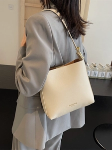 Sac seau minimaliste en cuir blanc crème avec texte New York pour un style vintage