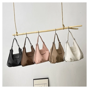 Exhibición de bolsos hobo en cuero plisado negro, marrón, rosa, caqui y crema colgados