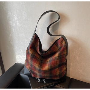 Nahaufnahme der rot-schwarzen Karo-Hobo-Tasche mit breitem Schulterriemen
