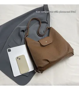 Bolso tote vintage marrón plisado con comparación de tamaño para tablet y móvil